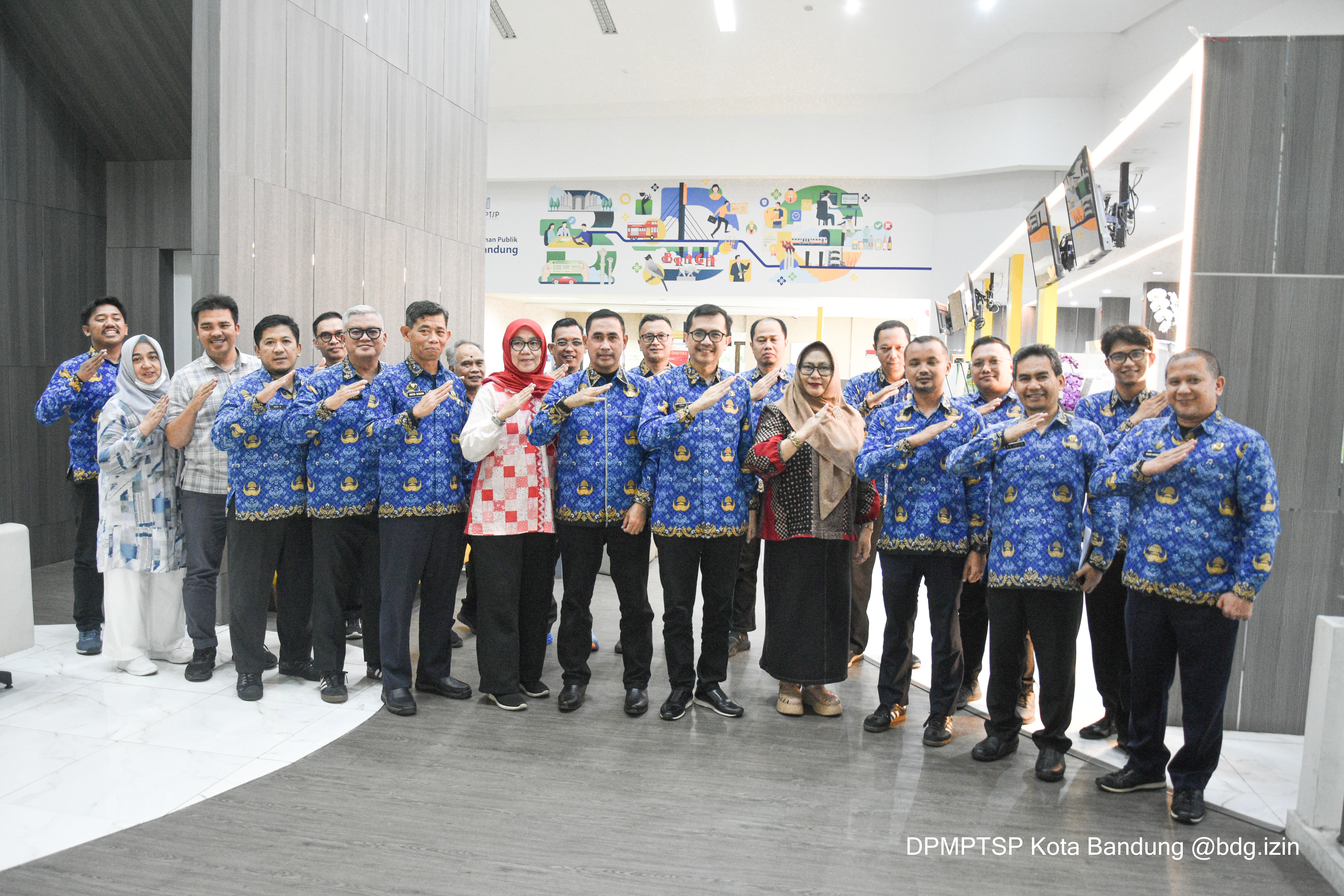 Dinas Penanaman Modal dan Pelayanan Terpadu Satu Pintu (DPMPTSP) Kota Bandung merupakan lembaga yang memegang peranan dan fungsi strategis di bidang  enyelenggaraan pelayanan perizinan terpadu Kota Bandung, yang dibentuk berdasarkan Peraturan Daerah Kota Bandung Nomor 08 Tahun 2016 tentang Pembentukan dan Susunan Perangkat Daerah Kota Bandung.  Berdasarkan Peraturan Daerah dimaksud, tugas pokok Dinas Penanaman Modal dan Pelayanan Terpadu Satu Pintu Kota Bandung adalah menyelenggarakan urusan pemerintahan bidang penanaman modal dan bidang pelayanan terpadu satu pintu. 